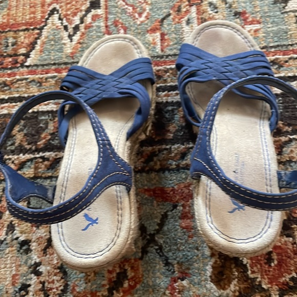 Free in Bundle- AE Wedge Sandals - Picture 3 of 9